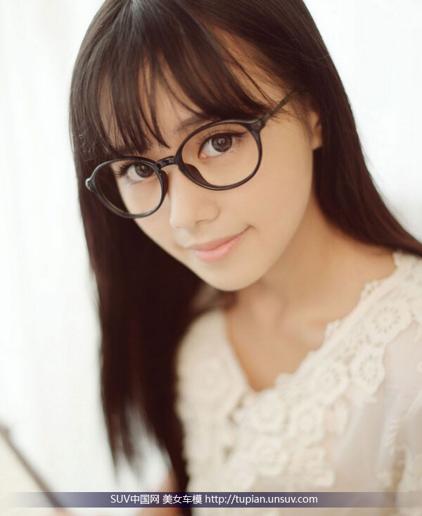 戴眼镜的大眼清纯美女写真图片,清新美女-suv中国网